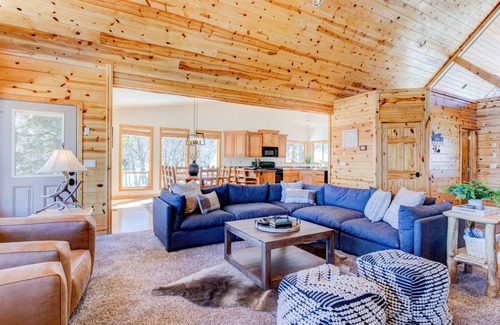 Mammoth Creek Cabin | NEW Duck Creek ⛰ Escape w/View+AC! ~30 mi. Bryce/Zion