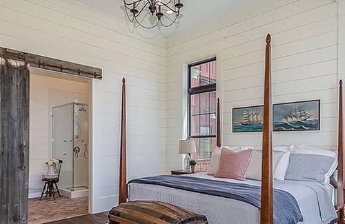 Huntsville House | New England Charm Farmhouse (30 Night Minimum)