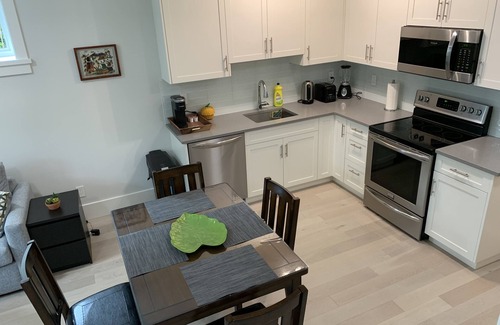 White Rock Apartment | New Entire Guest Suite