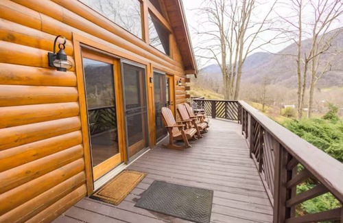 Maggie Valley Cabin | New! Family friendly! Hot tub! Firepit! Beautiful view of the mountainside!