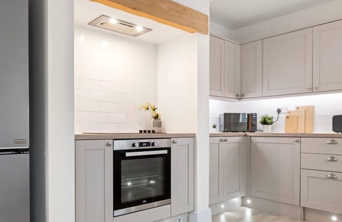 Arnold House | New! Gorgeous Home | Sleeps 6, Amazing Location!