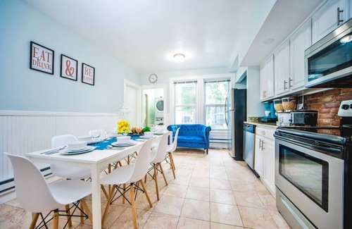 Upham's Corner House | New-Group stay mins from DowntownConvention BeachFenway FreePrkg