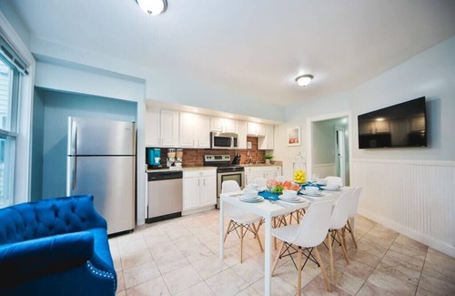 Upham's Corner House | New-Group stay mins from DowntownConvention BeachFenway FreePrkg