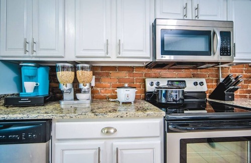 Upham's Corner House | New-Group stay mins from DowntownConvention BeachFenway FreePrkg