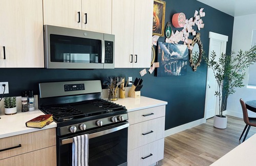 Cedar City House | NEW Harry Potter Themed TWO King Size Beds Cozy Mountain View’s!