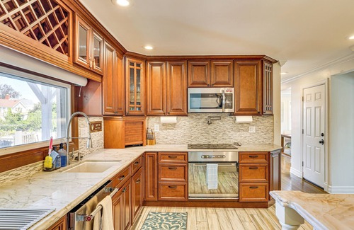 East Shore Cottage | New Haven Gem w/Private Pool, Walk to Beach!