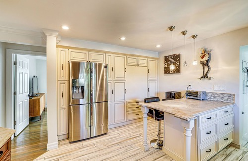 East Shore Cottage | New Haven Gem w/Private Pool, Walk to Beach!