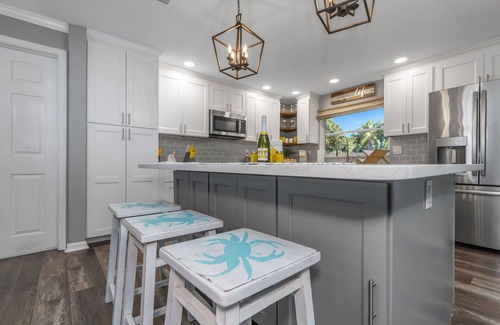 Largo Villa | NEW! Heated Pool w/Tanning Shelf, 4 Min To Beach! Pet-Friendly!
