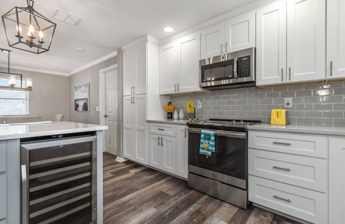 Largo Villa | NEW! Heated Pool w/Tanning Shelf, 4 Min To Beach! Pet-Friendly!