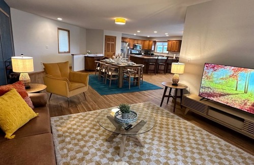 Decorah Condo | New Heights - 4Bd 2Ba, King, Pet Friendly, Close to Everything!