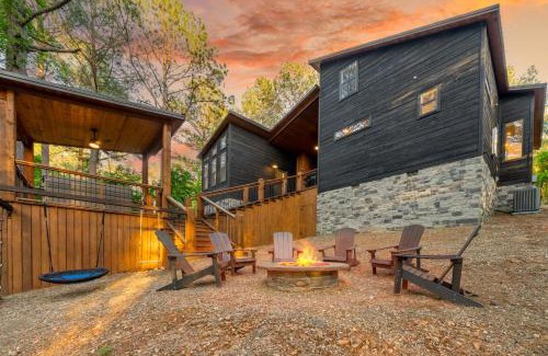 Broken Bow House | New HGTV Cabin: Hot Tub BBQ Firepit Sleeps 10