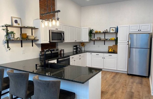 California Apartment | New! Historic and Renovated 3BR Riverside Suite