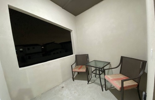 Bonanza House | New Home 2 mins to Doctors Hospital