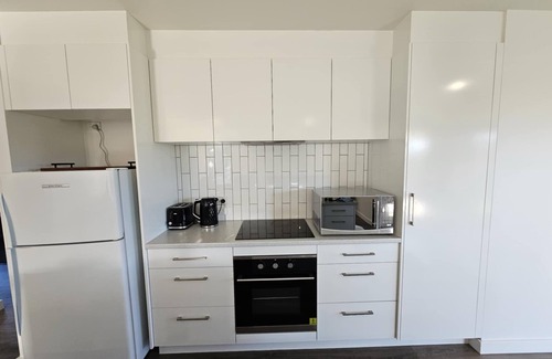 George Town Villa | New home, 5 minutes drive to beaches & MTB trials, walk to shops, pets, WiFi