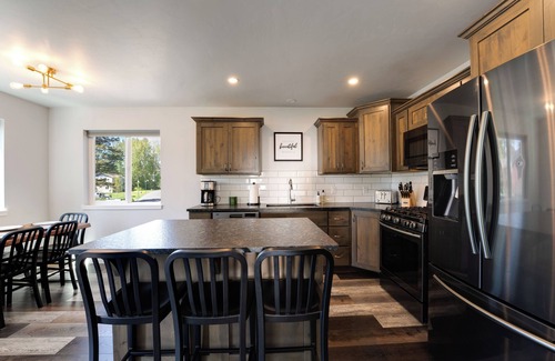 Columbia Falls House | New! Home located off Flathead River with balcony & fireplace