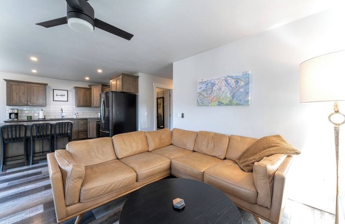 Columbia Falls House | New! Home located off Flathead River with balcony & fireplace