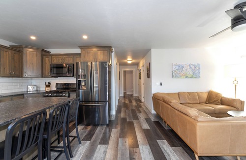 Columbia Falls House | New! Home located off Flathead River with balcony & fireplace