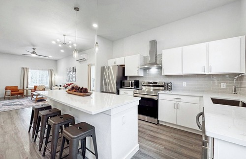 Denver Heights House | NEW Home Near BMT Grad 3 mi to Downtown & Riverwalk 1mi to Alamodome-FrostBank