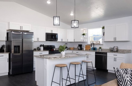 High Springs House | New Home- Sleeps 8 -Near Gainesville & Springs