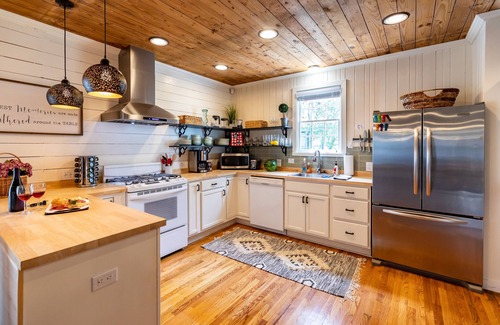 Kerrville House | NEW! HOT TUB, sleeps 8, Fire Pit, 3 BDR home downtown