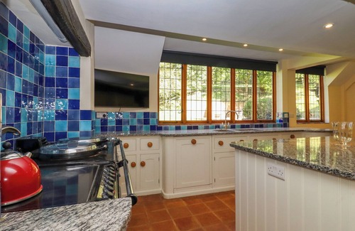 Ewhurst Green Cottage | NEW HOUSE FARM, pet friendly, with open fire in Bodiam