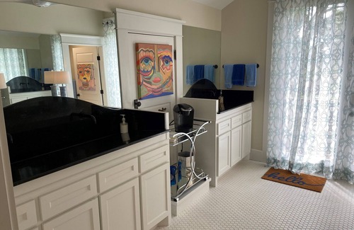 College Park House | NEW HUGE LOFT-steps from Kyle FIELD.
