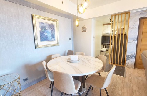 Lapu-Lapu Condo | New huge Lux. 2 BR Condo 100 SQM - 2 Pools, Gym, woow seaviews, Beach 8-9Pax
