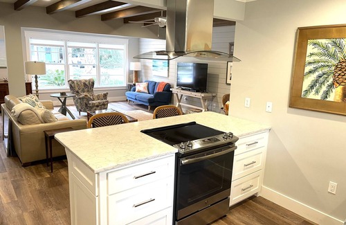 Saint Simons Island House | New island beach house! 1 block walk to beach! King & Prince area