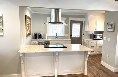 Saint Simons Island House | New island beach house! 1 block walk to beach! King & Prince area