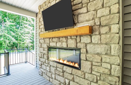 Mineral House | NEW June 2024 -LAKEFRONT 9 King Bedrooms/8 bath! Private Dock and Beach! 2 acres