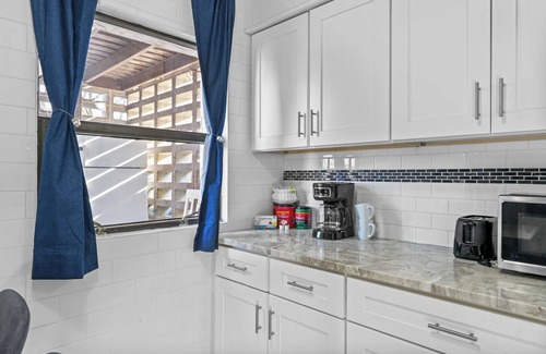 Silver Lake Apartment | NEW! King Bed, Mins to Dwntwn, Living Room Suite, Lrg Groups