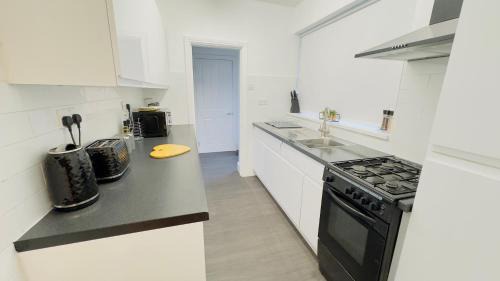 Newark Apartment | New King-size bed en-suit, luxury refurbished home