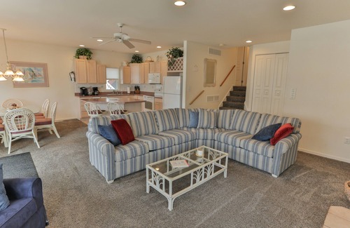North End House | New kitchen-Beach/Bdwk 2 min walk-2.5 baths-Many Amenities! BIG porch w awnings