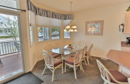 North End House | New kitchen-Beach/Bdwk 2 min walk-2.5 baths-Many Amenities! BIG porch w awnings