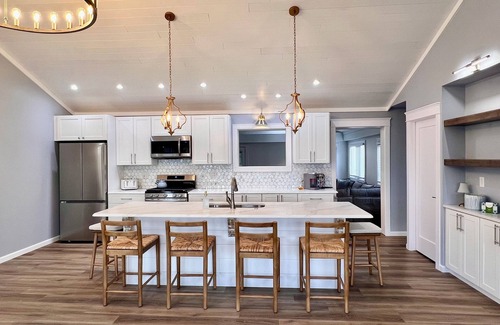 Erie House | NEW Lakeside Cottage- Lake view and beach nearby!