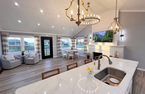 Erie House | NEW Lakeside Cottage- Lake view and beach nearby!