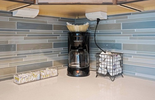 Holcomb Condo | NEW Lakeview Escape | Hot Tub | Poolside