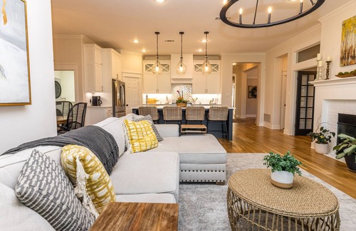 Lantana House | NEW! Lantana Home Overlooking Golf Course & Pond!
