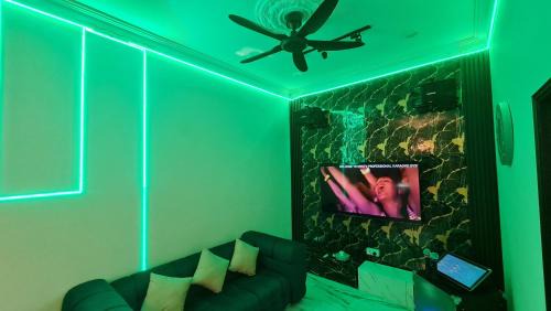 Taman Mewah Villa | NEW LAUNCH! ESCAPE VILLA 35pax 7R7B PRIVATE POOL, KTV, BBQ, ARCADE GAMES, 5min to BEACH