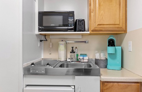 West Yellowstone Hotel | New Lazy Duck Inn #15 King/Kitchenette
