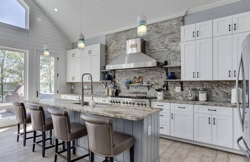 St. Leonard House | NEW: Life on the River! Luxury estate with jacuzzi and private pier!