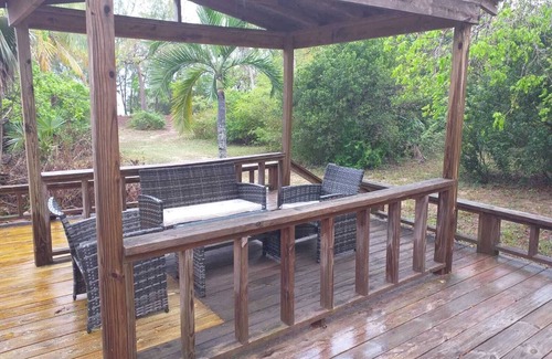 South Palmetto Point House | NEW LISTING SPECIAL RATES Charming 2 Bdrm 2 Bth Cottage Pink Sand Beach 100/Day
