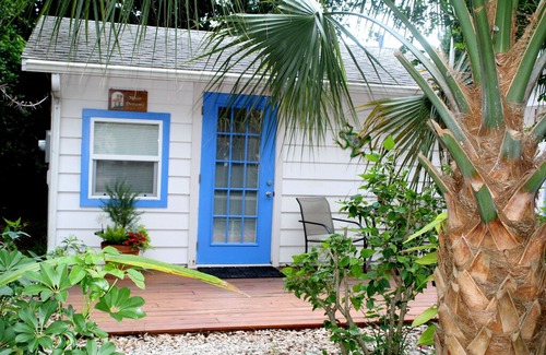 Laurel Cottage | New Listing-1 Bedroom Cottage-Screened Lanai-Near Nokomis Beach!