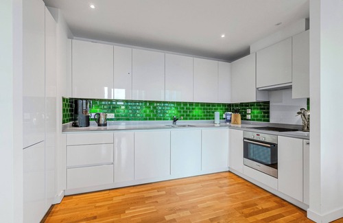 Stratford Apartment | New Listing! 2BR w/balcony in Stratford, 3min DLR