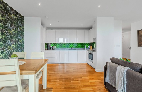Stratford Apartment | New Listing! 2BR w/balcony in Stratford, 3min DLR