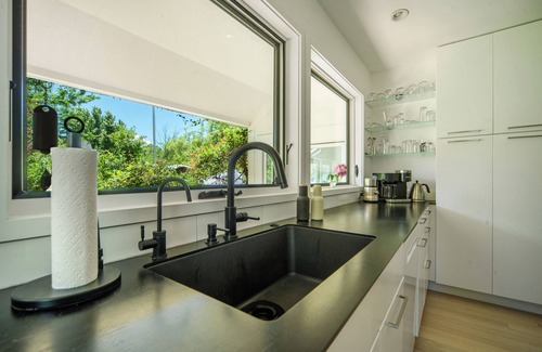 Palo Park House | NEW LISTING 4 private suites+bonus 5th bedroom! Hot Tub on 3/4 acre. Family+Pets