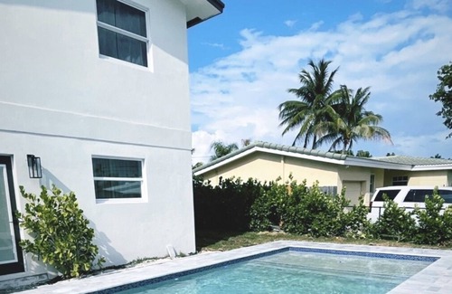 Central Corals House | NEW LISTING! Casa Cervo - Stunning Home in great location - walkable to restaurants, shopping, and the beach! by RedAwning