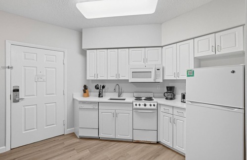 Daytona Beach Apartment | *New Listing* Completely Remodeled and Newly Furnished 3BR Direct Ocean Front Condo