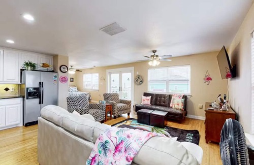 Crystal Beach House | NEW! LISTING DISCOUNTS! Short Walk to Beach - 2BR - Pets OK