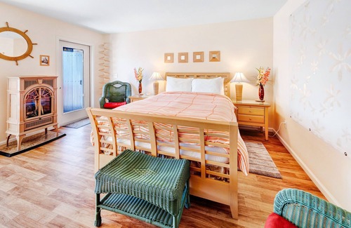 Historic Bayfront Apartment | New listing! Deluxe bayfront studio w/jetted tub & fireplace - near the beach!